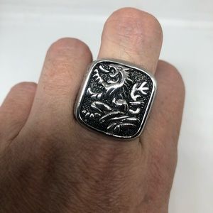 Vintage lion crest stainless steel men’s ring